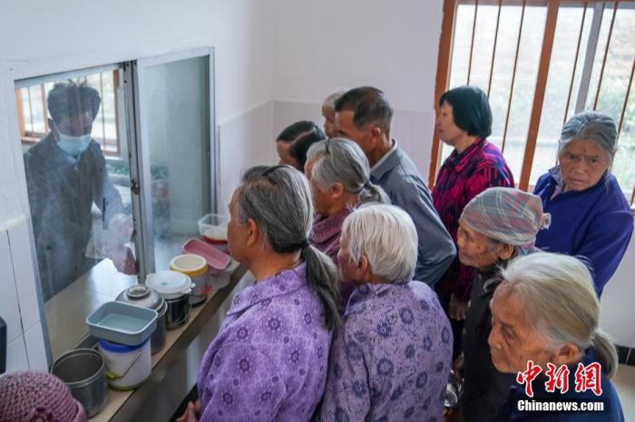 資料圖:廣西隆安縣東信村“爸媽食堂”內(nèi),老人們排隊(duì)取餐。 <a target='_blank' >中新社</a>記者 陳冠言 攝 點(diǎn)擊進(jìn)入下一頁