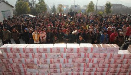 涼山州冕寧縣建設(shè)村給340戶村民分紅，最多的村民領(lǐng)到了30萬