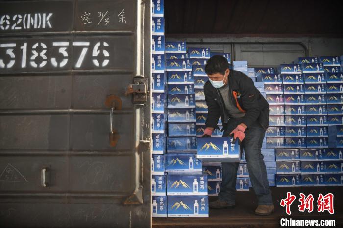 圖為工作人員在裝載抗疫生活物資。　貢嘎來松 攝