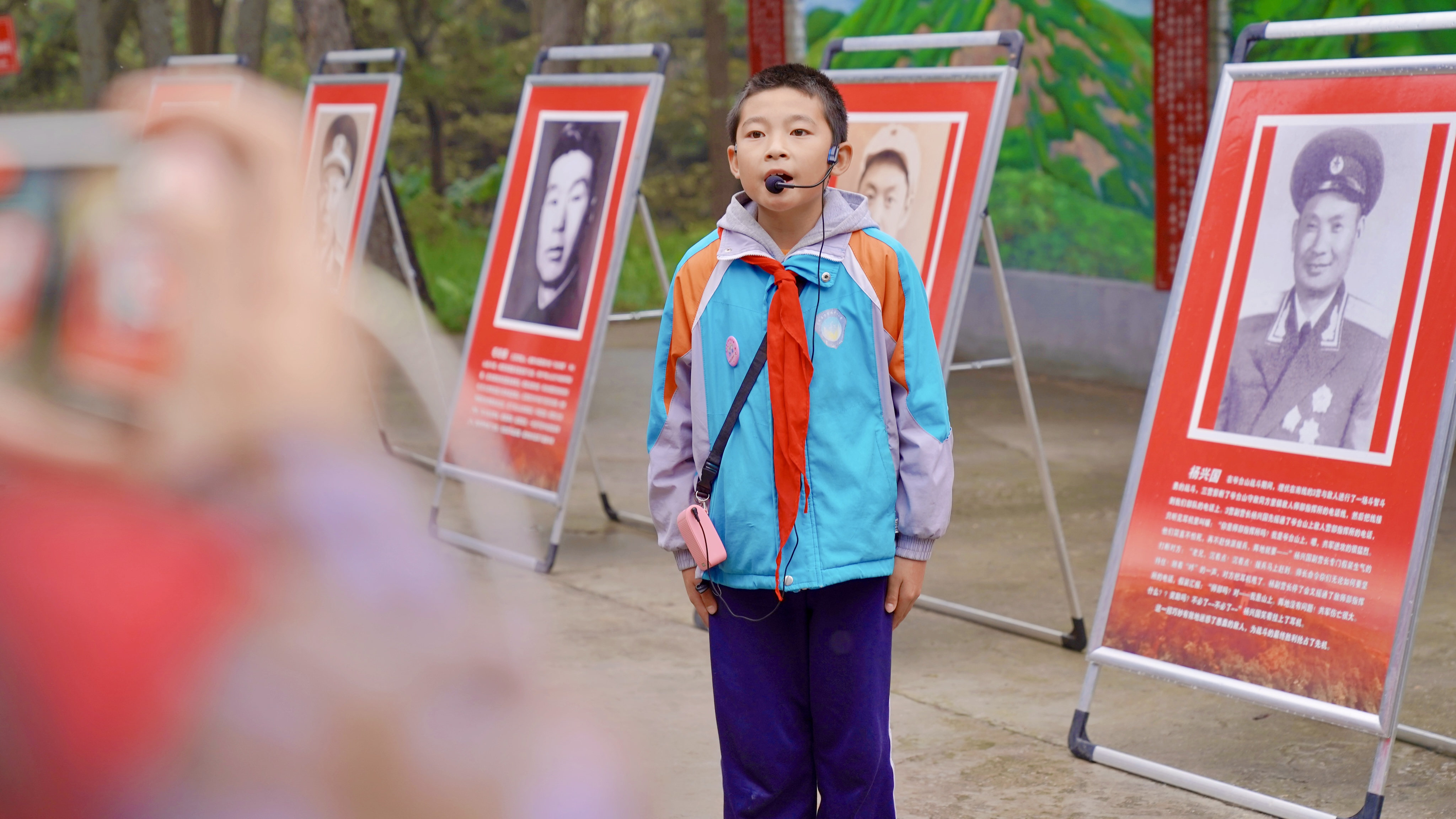 淳化縣方里鎮(zhèn)中心小學(xué)學(xué)生給采訪團講解