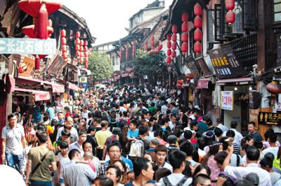 6日,游客們?cè)诖牌骺诠沛?zhèn)游玩。據(jù)了解,國(guó)慶長(zhǎng)假期間,重慶磁器口古鎮(zhèn)日均接待游客超過7萬人次,10月3日游客人數(shù)達(dá)到最高峰突破10萬人次。新華社記者
