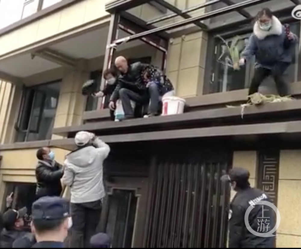 ▲在執(zhí)法過程中,業(yè)主用平底鍋和盆栽砸向執(zhí)法人員。圖片來源/視頻截圖 ▲在執(zhí)法過程中,業(yè)主用平底鍋和盆栽砸向執(zhí)法人員。圖片來源/視頻截圖