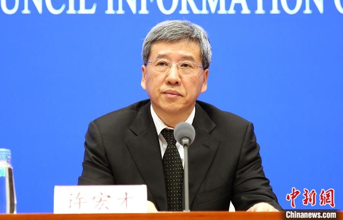 5月12日,國務(wù)院新聞辦公室在北京舉行國務(wù)院政策例行吹風(fēng)會,介紹2019年落實重大政策措施真抓實干成效明顯地方予以督查激勵情況。圖為財政部副部長許宏才出席會議。<a target='_blank' >中新社</a>記者 楊可佳 攝 點擊進(jìn)入下一頁