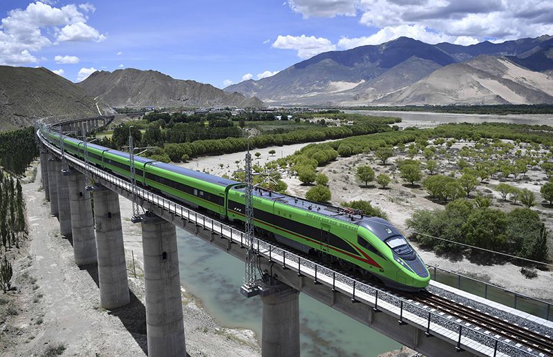 2022年6月22日,復(fù)興號列車行駛在西藏山南境內(nèi)。 2022年6月22日,復(fù)興號列車行駛在西藏山南境內(nèi)。