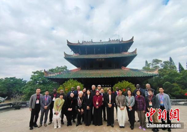  嘉賓在“江南四大名樓”之一的廣西容縣真武閣合影 主辦方供圖