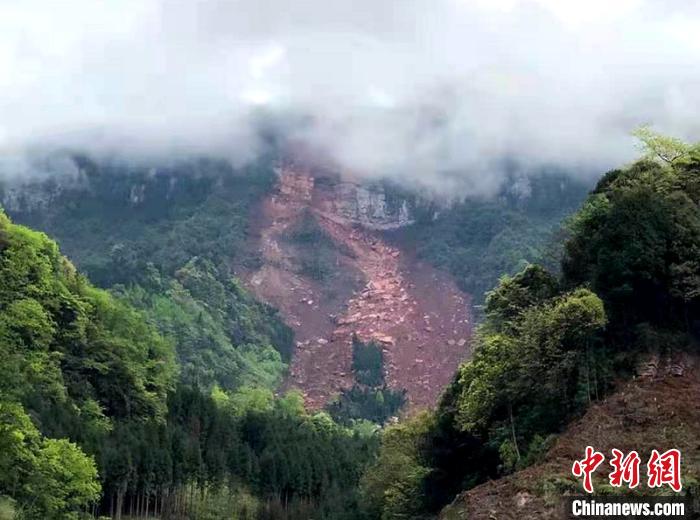 遠(yuǎn)眺趙河村13組鐵匠灣災(zāi)害現(xiàn)場?！⒅铱?攝