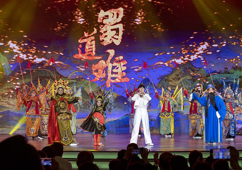 2023年10月13日，成都，“把青春華章寫在祖國大地上”大思政課網(wǎng)絡(luò)主題宣傳和互動(dòng)引導(dǎo)活動(dòng)在四川大學(xué)舉行。
