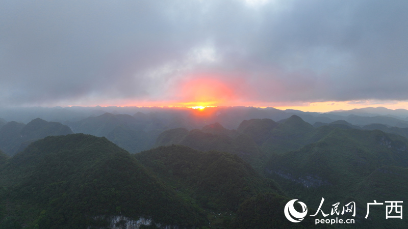 樂業(yè)高山落日。人民網(wǎng) 付華周攝