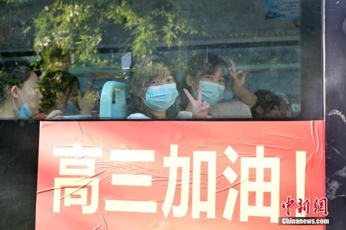 資料圖:2020年7月,廣西南寧沛鴻民族中學(xué)內(nèi),高三學(xué)生乘坐高考專車(chē)前往考點(diǎn)。 <a target='_blank' >中新社</a>記者 俞靖 攝 點(diǎn)擊進(jìn)入下一頁(yè)