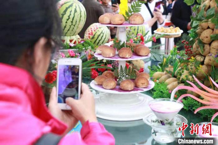 民眾利用手機(jī)給展示臺上優(yōu)質(zhì)馬鈴薯拍照。(資料圖) 張婧 攝 民眾利用手機(jī)給展示臺上優(yōu)質(zhì)馬鈴薯拍照。(資料圖) 張婧 攝