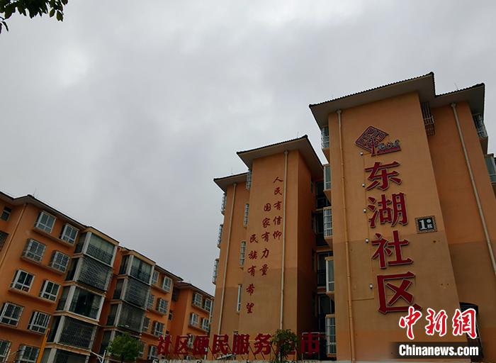 蔣剛住進了貴陽市最大的易地扶貧搬遷安置小區(qū)。<a target='_blank' >中新網(wǎng)</a>記者 宋宇晟 攝 點擊進入下一頁