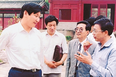 1990年6月8日,習(xí)近平在福州華林寺調(diào)研。