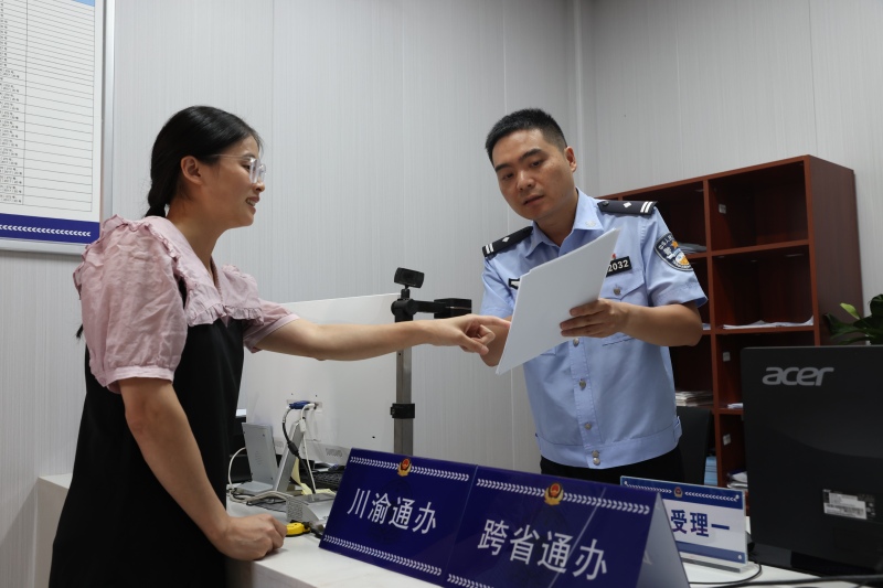 熊女士在茨竹派出所領取居住證。重慶市公安局治安管理總隊供圖