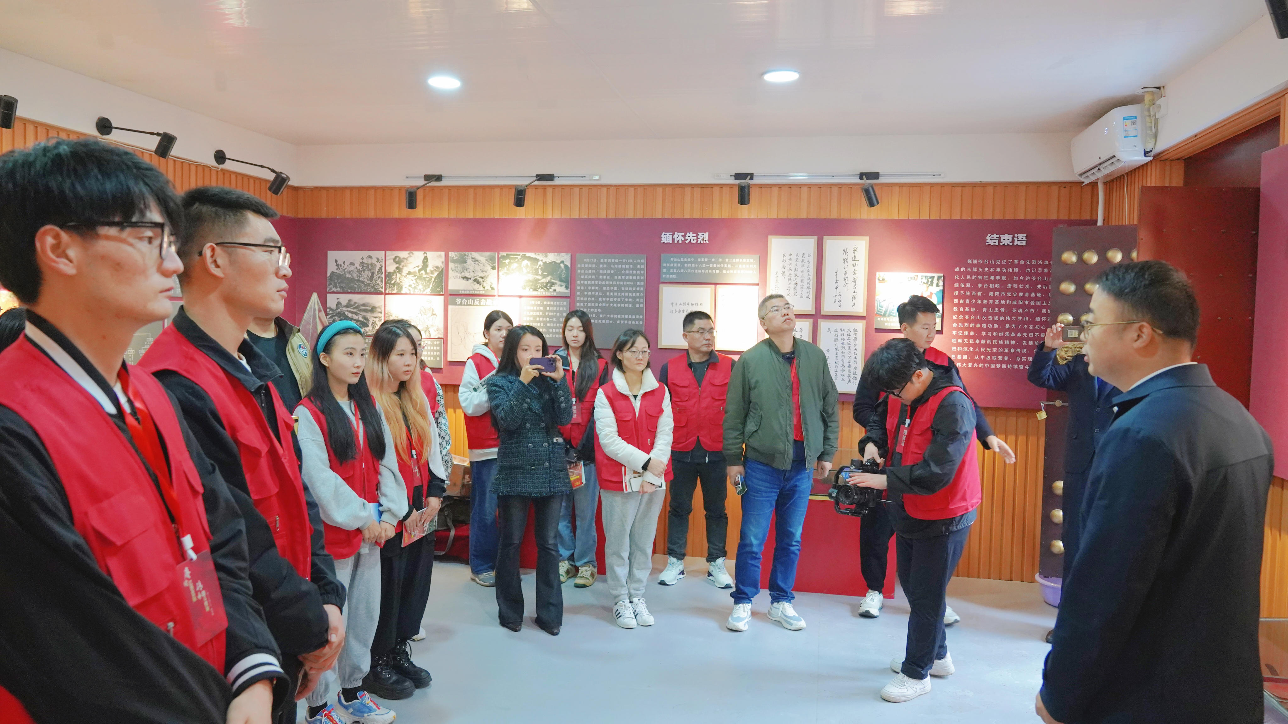 淳化縣方里鎮(zhèn)中心小學(xué)在爺臺山研學(xué)的小朋友和采訪團合影