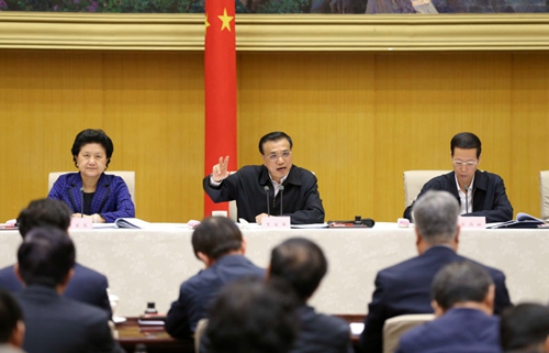 5月12日，國務(wù)院召開推進(jìn)簡政放權(quán)放管結(jié)合職能轉(zhuǎn)變工作電視電話會議。中共中央政治局常委、國務(wù)院總理李克強(qiáng)發(fā)表講話。中新社 劉震攝
