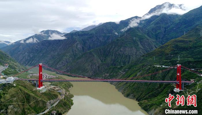 圖為雅康高速瀘定大渡河大橋?！⒅铱?攝
